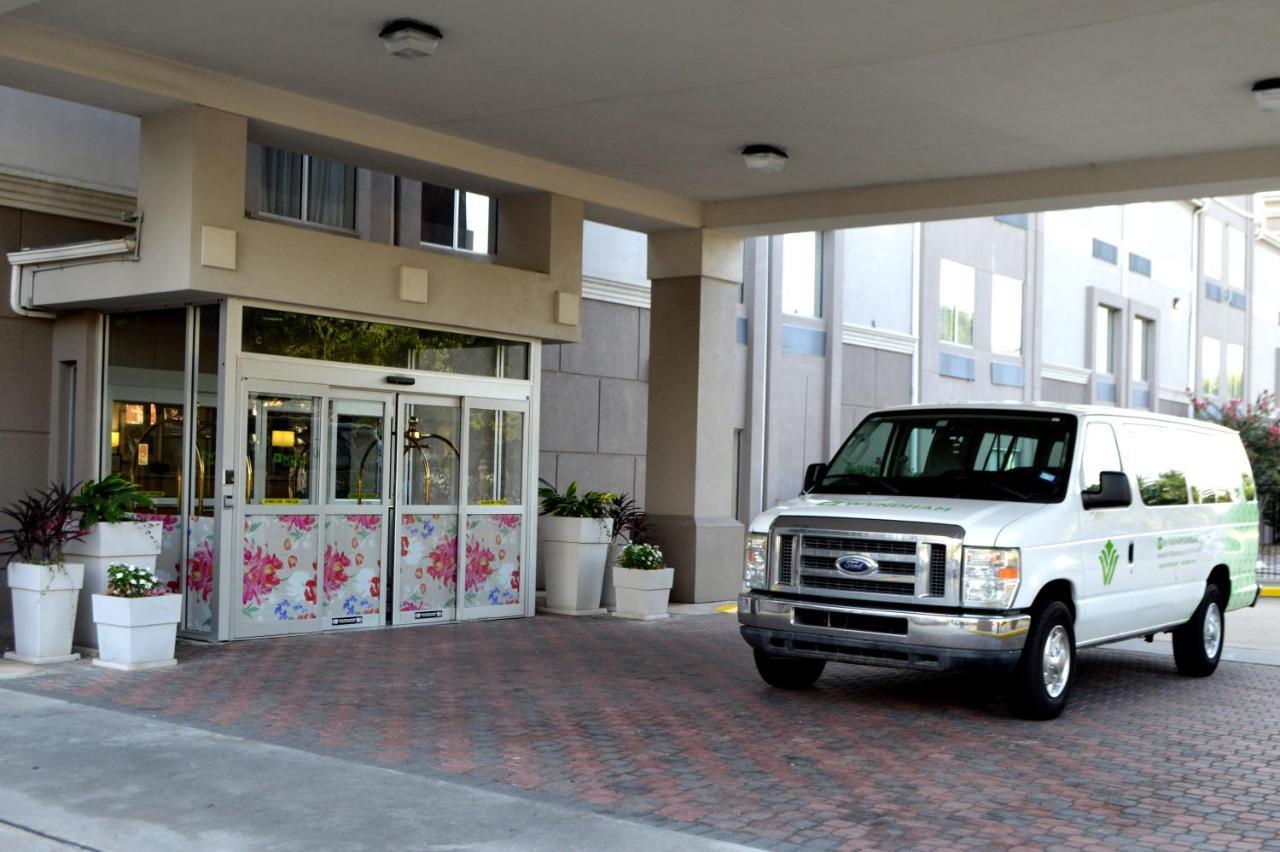 Wyndham Garden Willowbrook Hotel